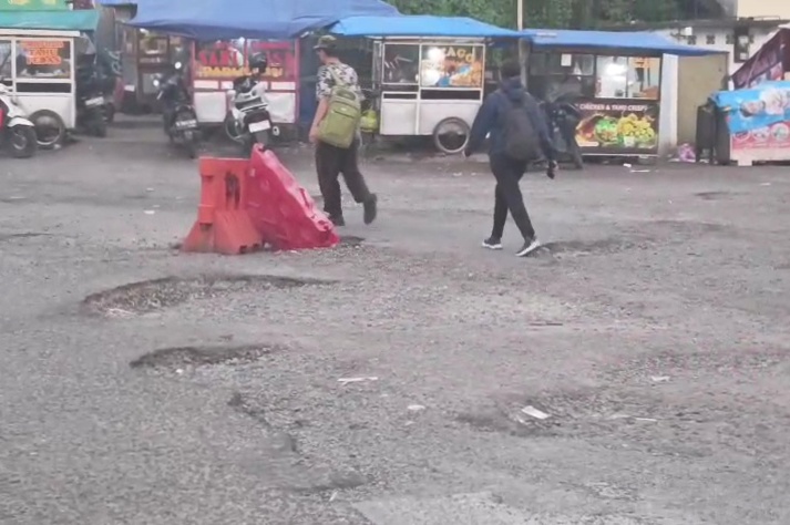 Jalan rusak akses ke Stasiun Depok Baru dan Terminal Depok