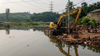 Alat berat ekskavator Kali Pesanggrahan, Kota Depok