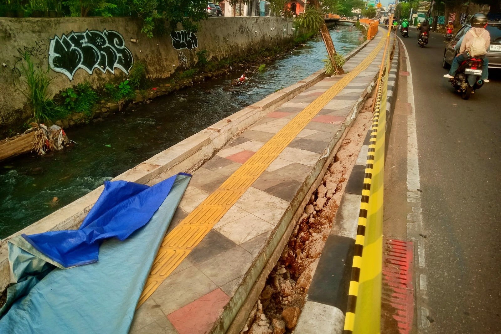 Longsor jalur pedestrian kawasan Taman SeCAWAN Kota Depok