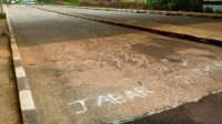 Jalan rusak sisi Kota Depok di bawah kolong Flyover UI
