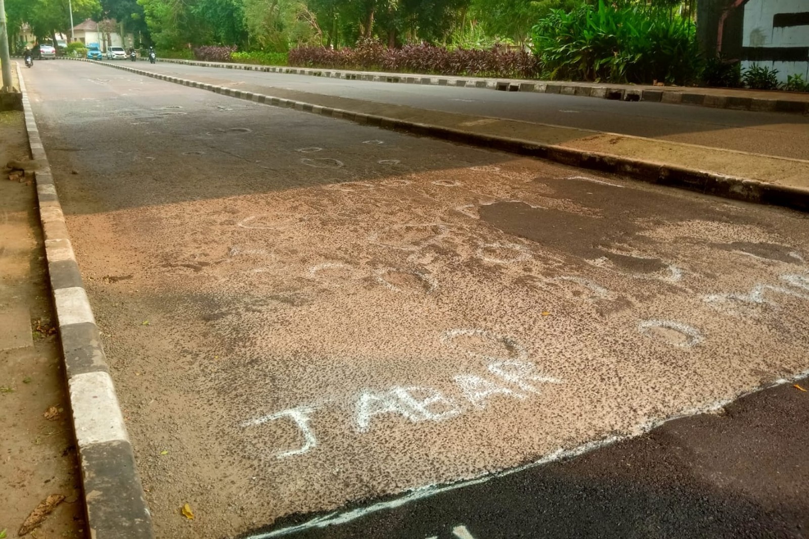 Jalan rusak sisi Kota Depok di bawah kolong Flyover UI