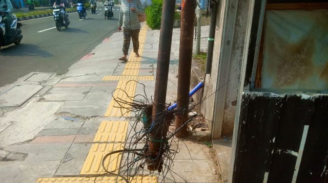 Tiang utilitas patah di Depok