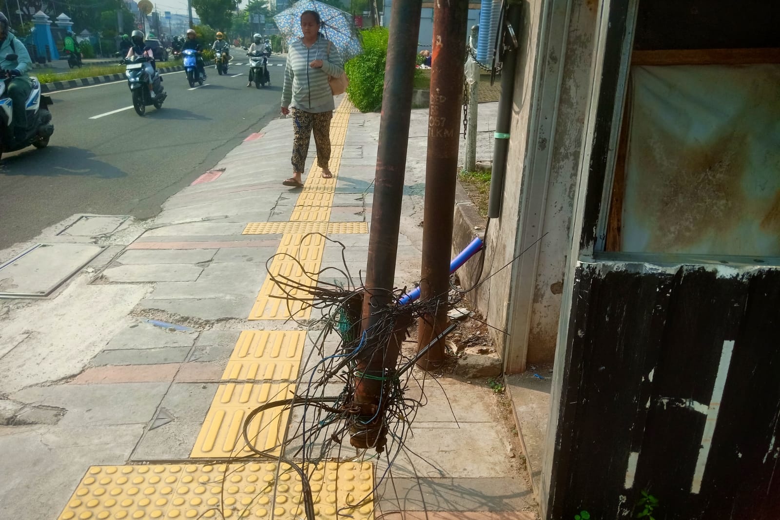 Tiang utilitas patah di Depok